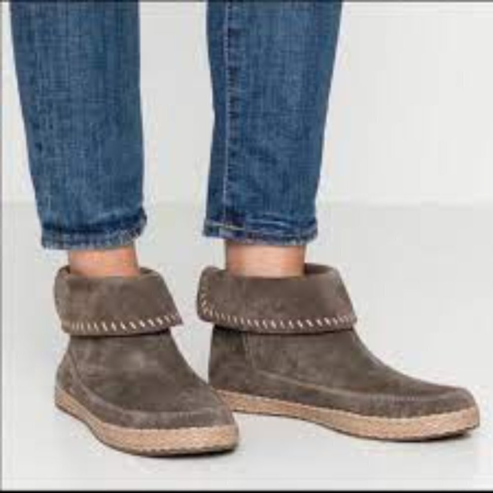 UGG Varney Woman Shoes Size 7